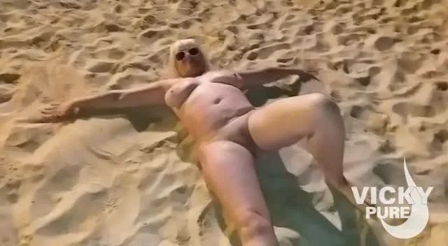 sexy foto nr. 1 von Komplett nackt im Sand