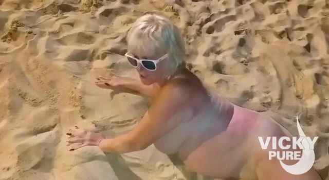 sexy foto nr. 2 von Komplett nackt im Sand