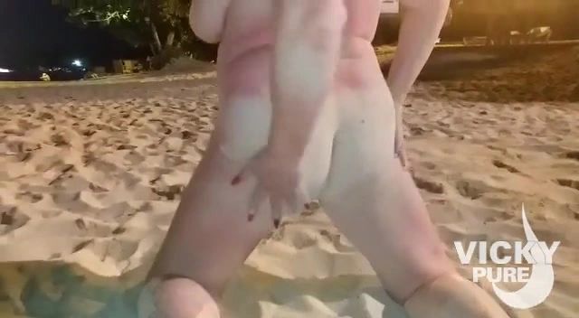 sexy foto nr. 7 von Komplett nackt im Sand