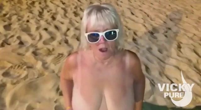 Komplett nackt im Sand