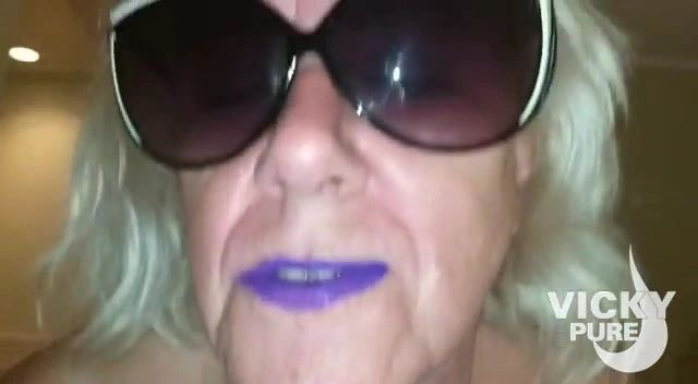 sexy foto nr. 2 von Lila Lippenstift und Spermamund