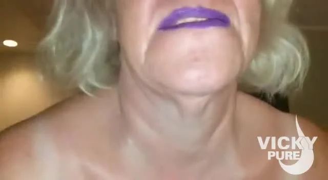 Lila Lippenstift und Spermamund