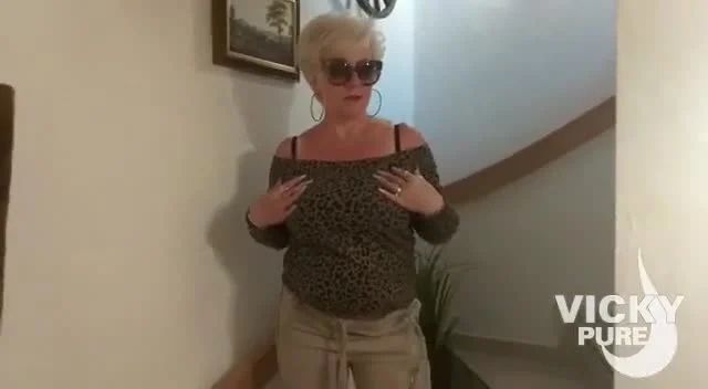 sexy foto nr. 1 von userwunsch - nack im treppenhaus gewichst