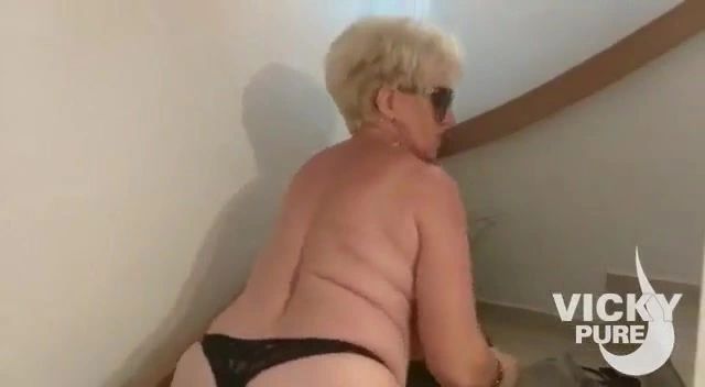 sexy foto nr. 5 von userwunsch - nack im treppenhaus gewichst