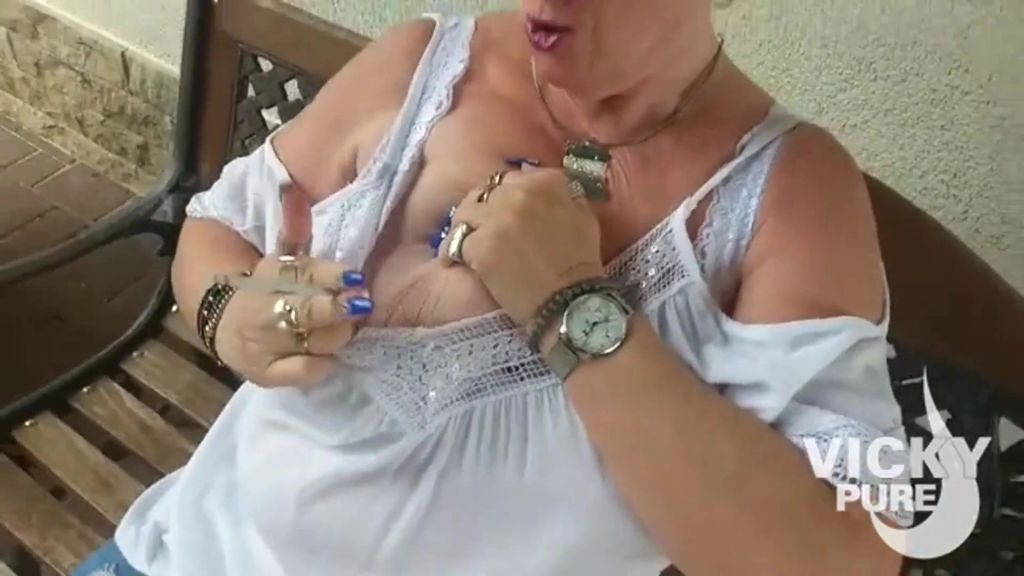 sexy foto nr. 4 von mitten auf der bank mein fötzchen gewichst