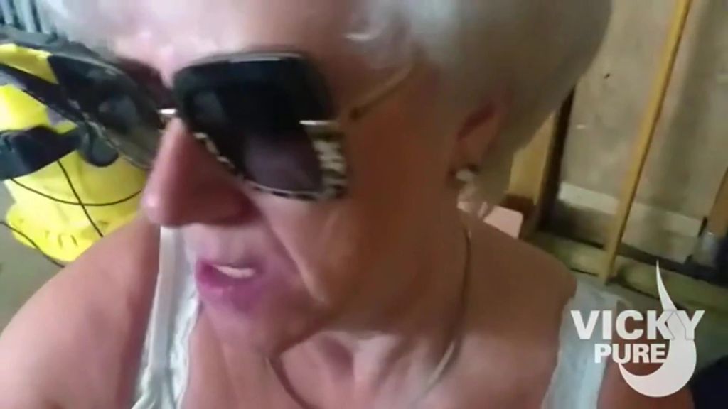 sexy foto nr. 4 von geilen user schwanz in seiner werkstatt lutscht