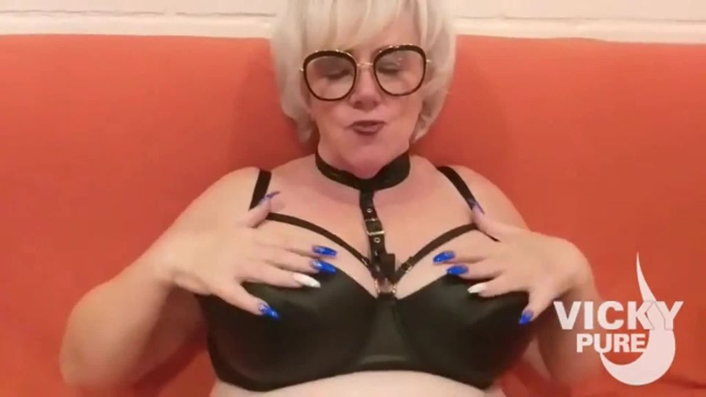 sexy foto nr. 1 von mit analplug im latexoutfit gewichst