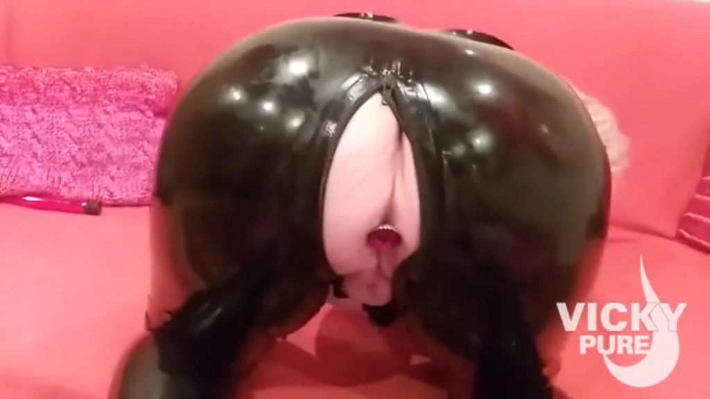 sexy foto nr. 7 von mit analplug im latexoutfit gewichst