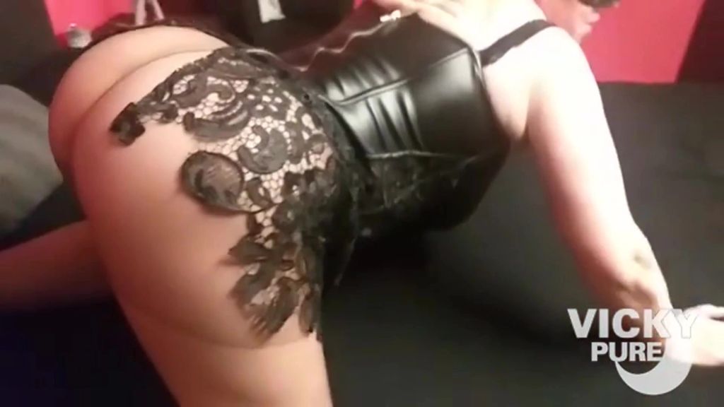 sexy foto nr. 2 von kleine heiße strippeinlage auf dem bett