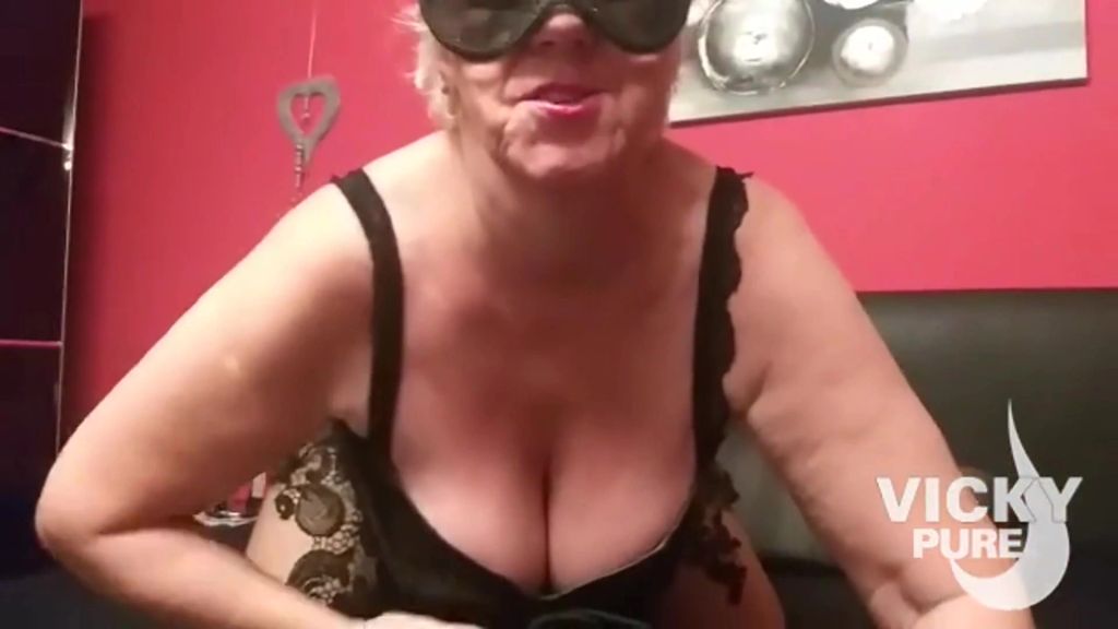 sexy foto nr. 3 von kleine heiße strippeinlage auf dem bett