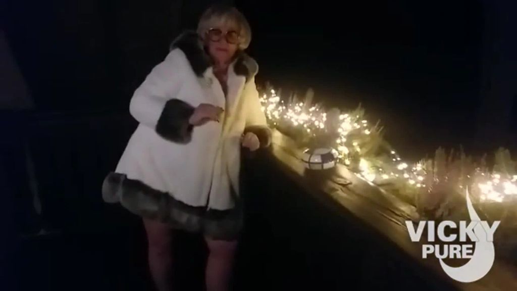 sexy foto nr. 1 von blanke haut und warme lichterkette