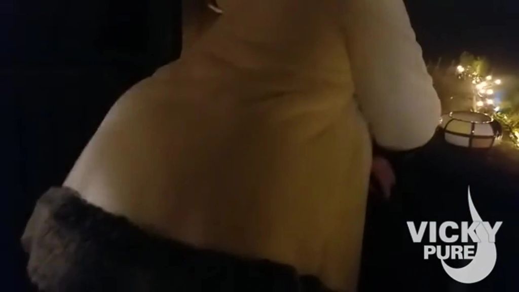 sexy foto nr. 10 von blanke haut und warme lichterkette