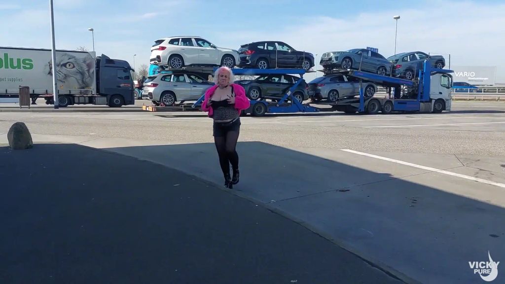 sexy foto nr. 1 von Als Rastplatz-Schlampe stehe ich für die Schwänze der LKW-Fahrer bereit!
