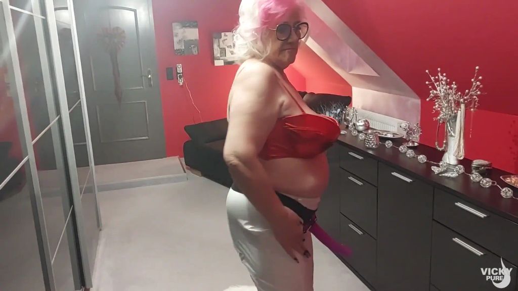 sexy foto nr. 3 von Sklave - Entweder Strapon lutschen oder der Strapon fickt deinen Arsch!!!