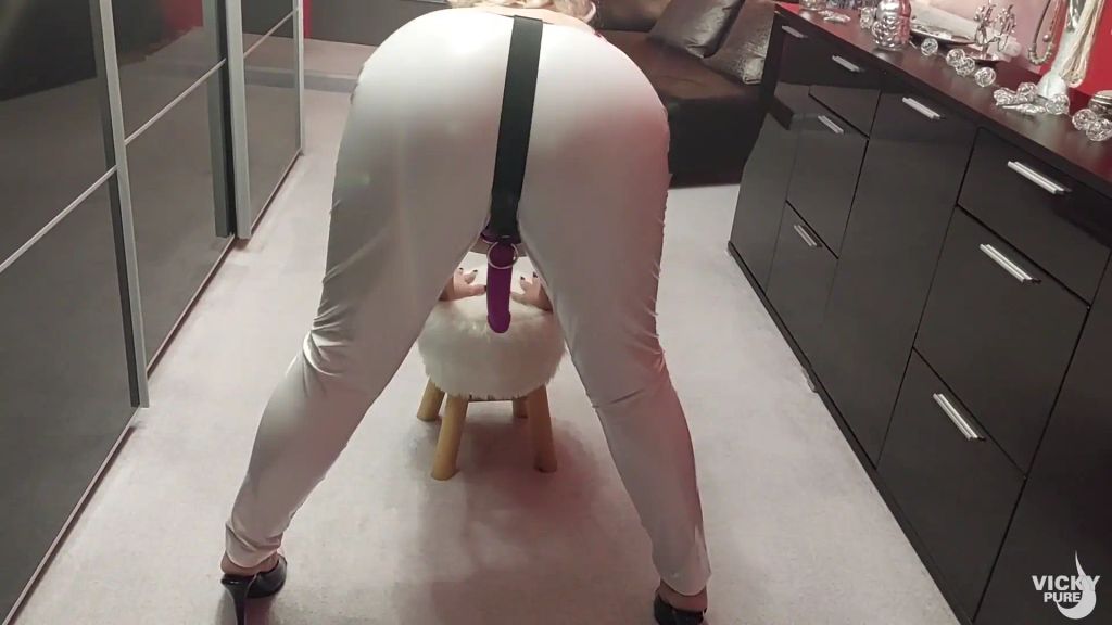 sexy foto nr. 4 von Sklave - Entweder Strapon lutschen oder der Strapon fickt deinen Arsch!!!