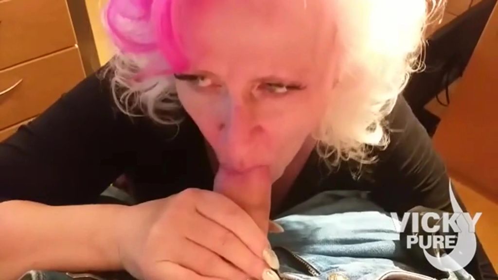 sexy foto nr. 3 von mit der pinken strähne sperma gelutscht