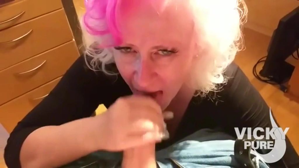 sexy foto nr. 6 von mit der pinken strähne sperma gelutscht