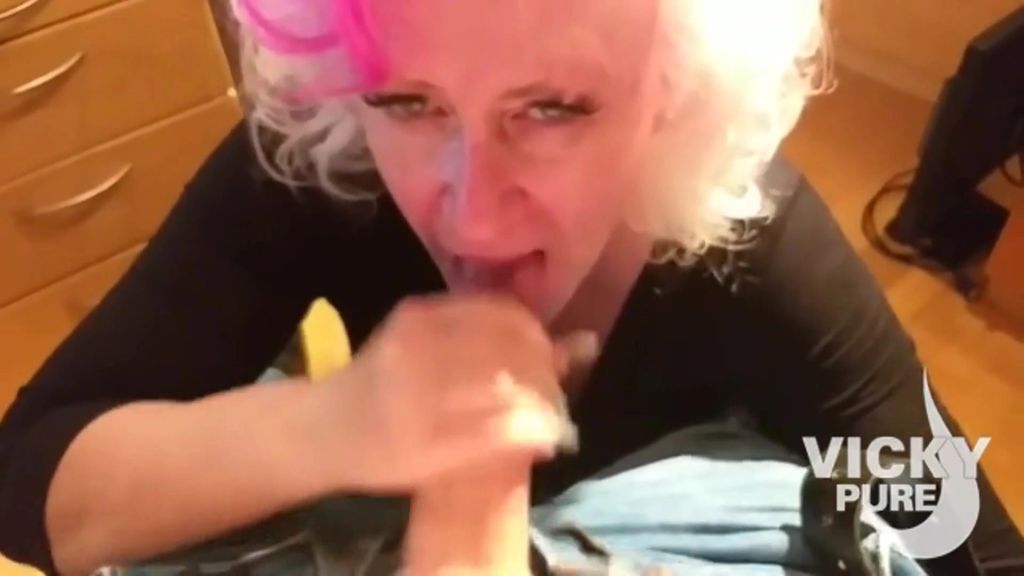 sexy foto nr. 9 von mit der pinken strähne sperma gelutscht