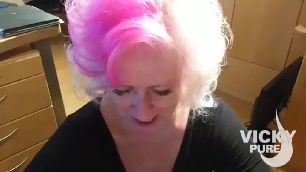 mit der pinken strähne sperma gelutscht
