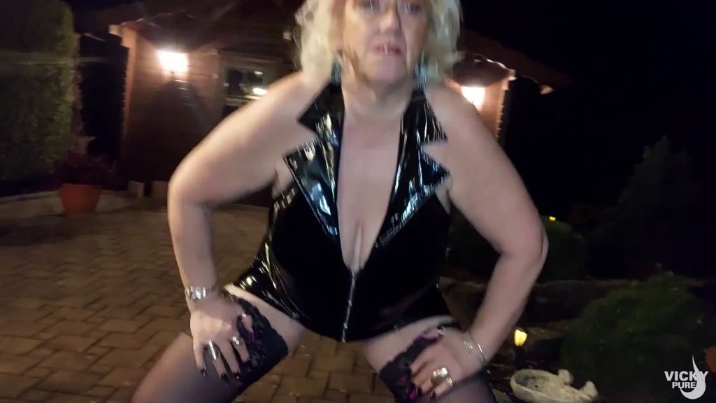 sexy foto nr. 3 von Auf dem Weg zum Date Outdoor gepisst!!!