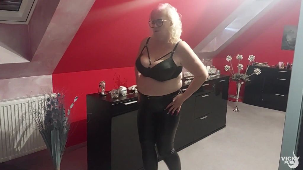 sexy foto nr. 1 von Erst komplett in Leder und dann geile Arsch und Fotzen Show!!!