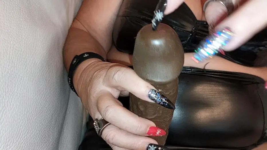 sexy foto nr. 10 von Glitter Nägel und praller Gummischwanz