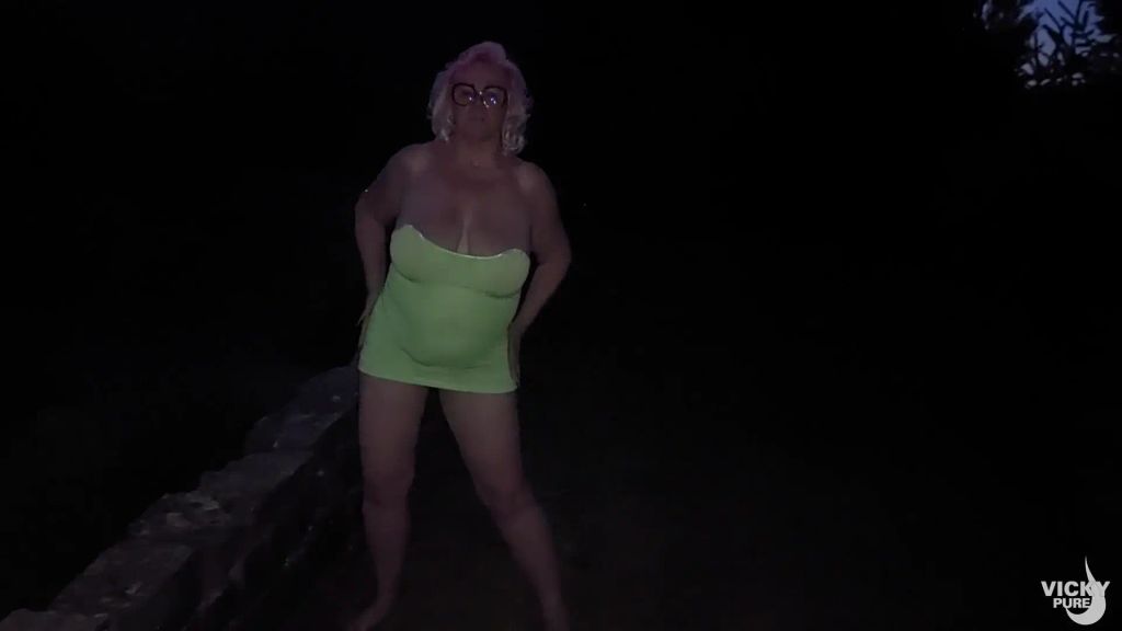 sexy foto nr. 1 von Auf dem nach Hause Weg einfach im Park gepisst
