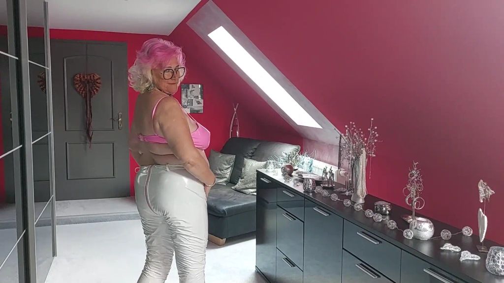 sexy foto nr. 3 von Slut Vicky mal mit haariger Muschi