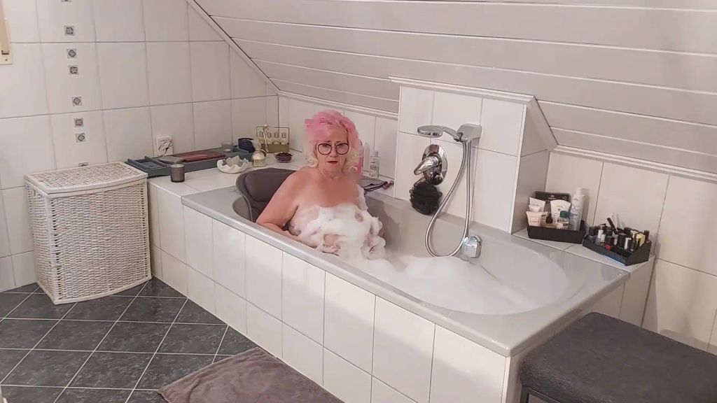 sexy foto nr. 2 von Sperma schlucken vom Spanner in der Badewanne