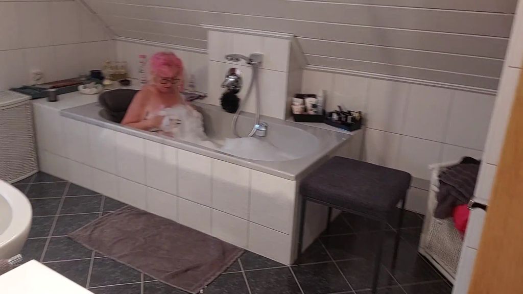 Sperma schlucken vom Spanner in der Badewanne
