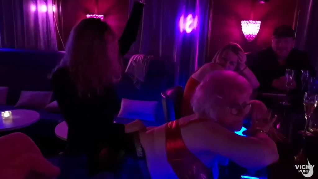 sexy foto nr. 3 von Völlig heiß, verrückt und geil an Silvester zusammen mit meiner Freundin!!!