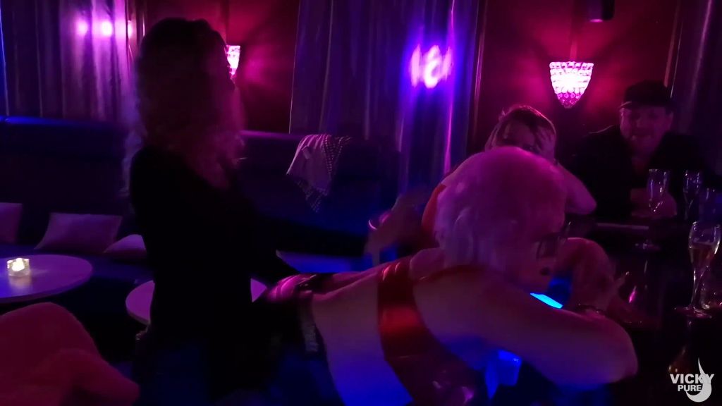 sexy foto nr. 5 von Völlig heiß, verrückt und geil an Silvester zusammen mit meiner Freundin!!!