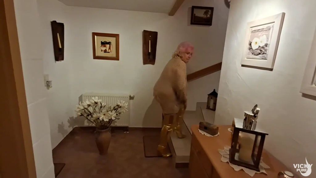 sexy foto nr. 1 von Blonde Verführung in goldenen Fickstiefeln!!!