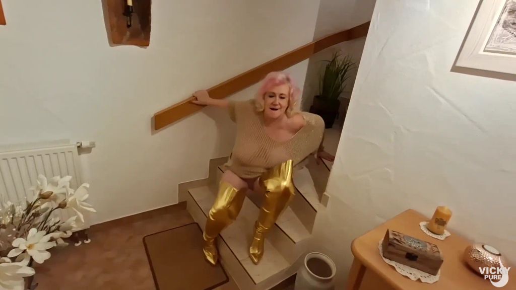 sexy foto nr. 4 von Blonde Verführung in goldenen Fickstiefeln!!!