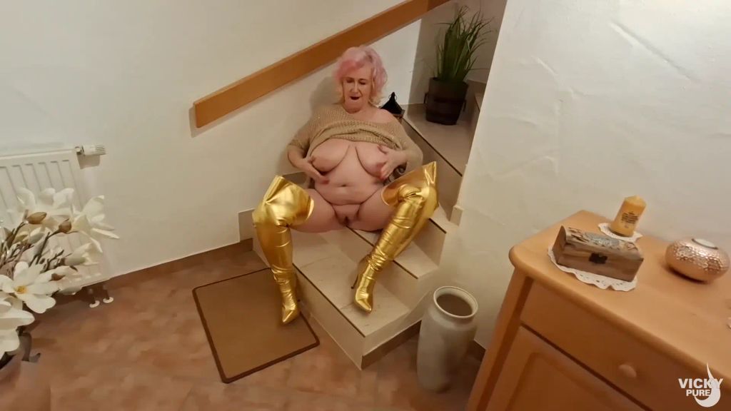 sexy foto nr. 5 von Blonde Verführung in goldenen Fickstiefeln!!!