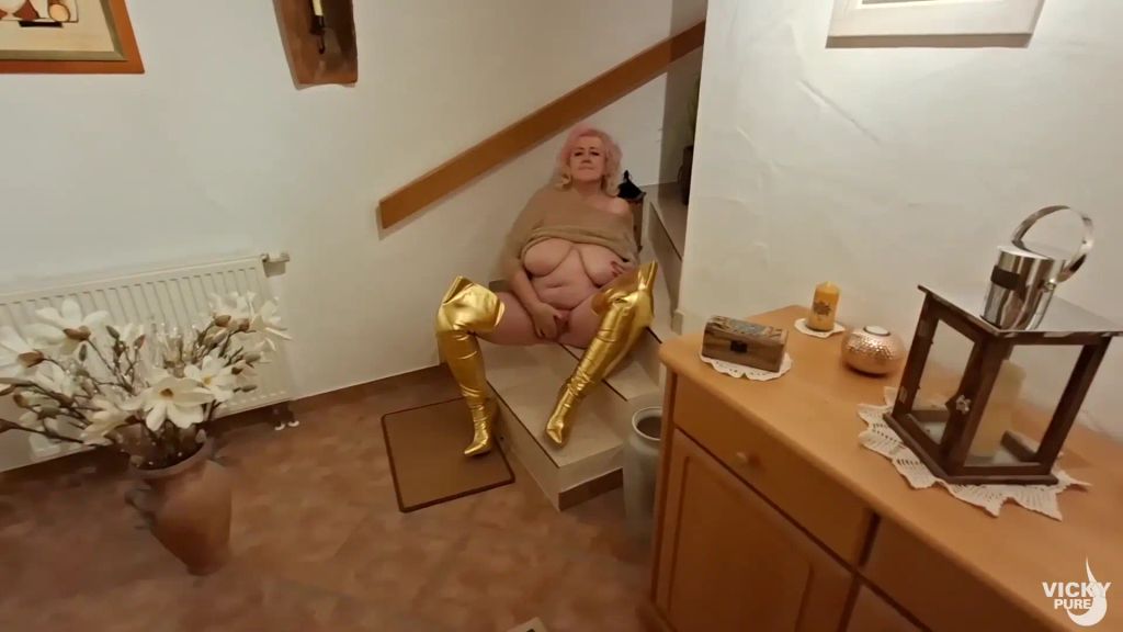 sexy foto nr. 6 von Blonde Verführung in goldenen Fickstiefeln!!!