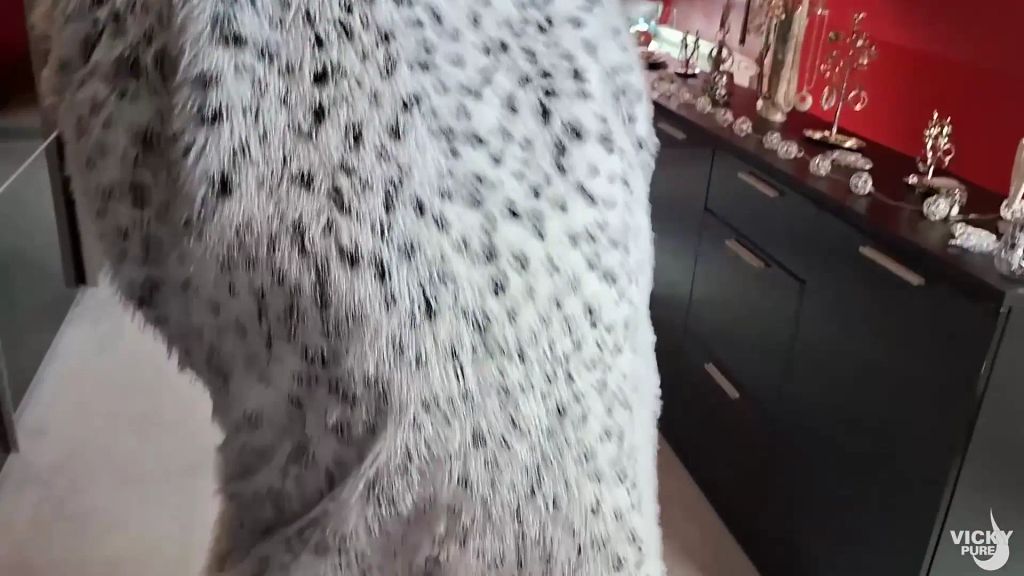 sexy foto nr. 4 von Wenn du wüsstest, was ich unter dem Pelz trage???