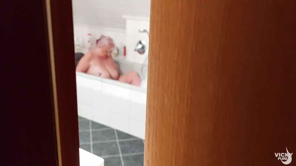Vom Spanner erwischt und Sperma Bad genommen