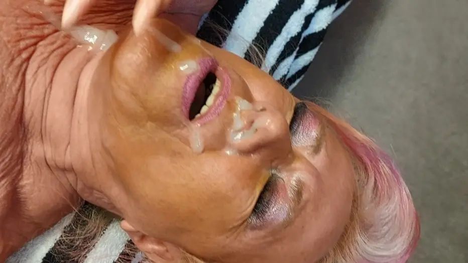 sexy foto nr. 10 von Zum ersten Mal Sperma in die Nase gespritzt bekommen