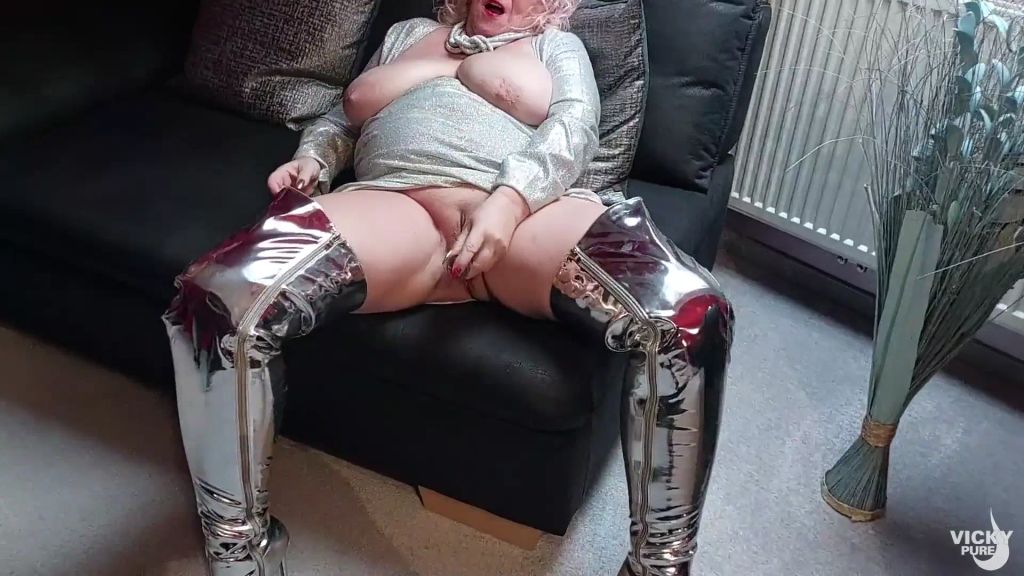 sexy foto nr. 7 von Komplett in Silber mit neuen geilen Fick Stiefeln