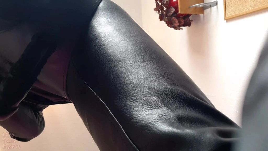 sexy foto nr. 10 von Lederherrin - geil & verführisch mit Spucke & Umschnaller