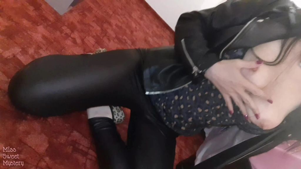 sexy foto nr. 2 von Geile Muschi mit Höschen, Finger & Dildo voll gestopft
