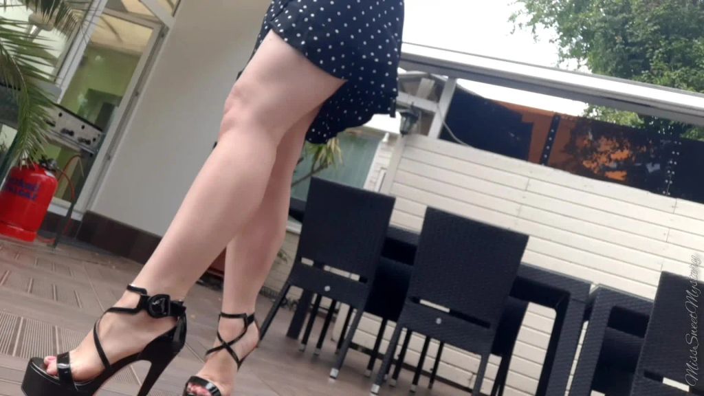 sexy foto nr. 1 von Public Quickie Outdoor: verbotener Dildofick am Hotelpool