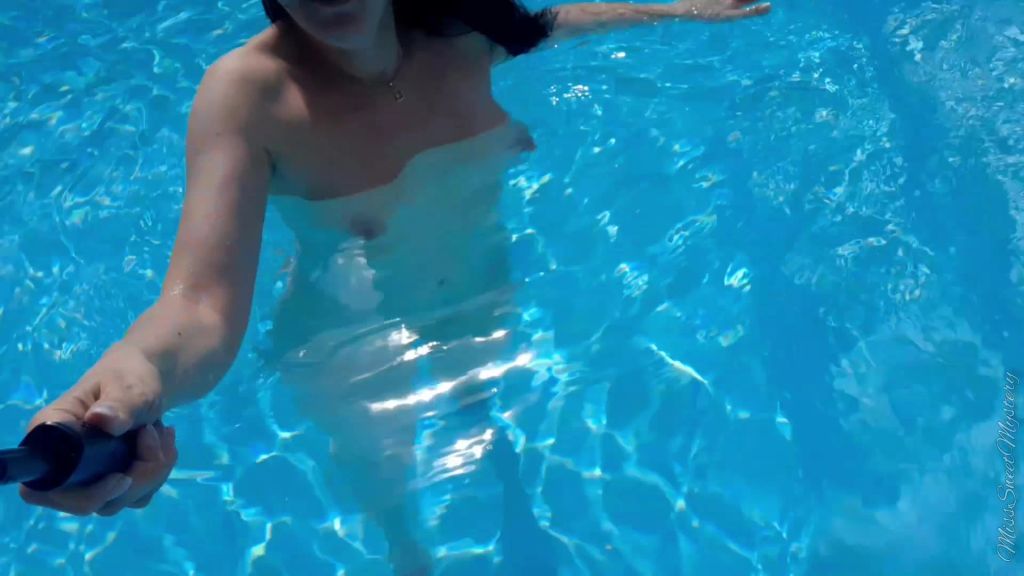 sexy foto nr. 6 von Public Quickie Outdoor: verbotener Dildofick am Hotelpool