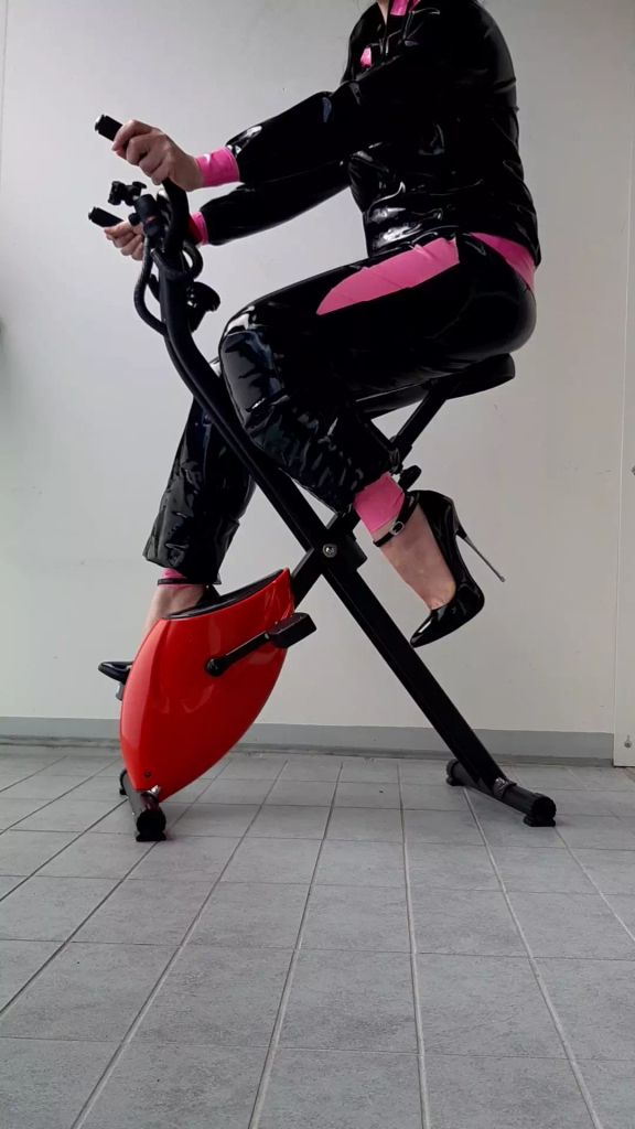 sexy foto nr. 1 von Kleine Videofreude für meine Latex- & High Heelsfans. :-*