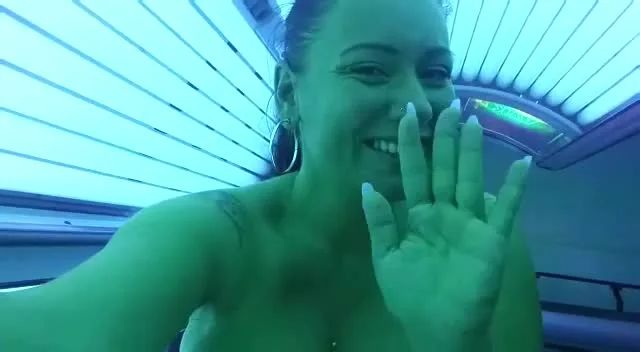 Vorschaubild 1 zum Video „1, NACKTVIDEO - SQUIRT IM SOLARIUM“