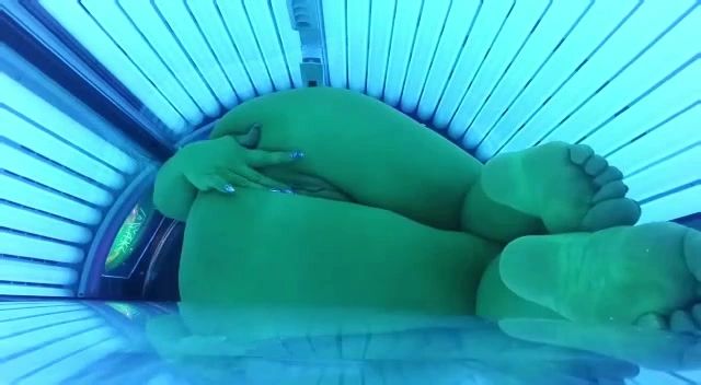 Vorschaubild 2 zum Video „1, NACKTVIDEO - SQUIRT IM SOLARIUM“