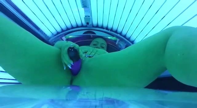 Vorschaubild 3 zum Video „1, NACKTVIDEO - SQUIRT IM SOLARIUM“