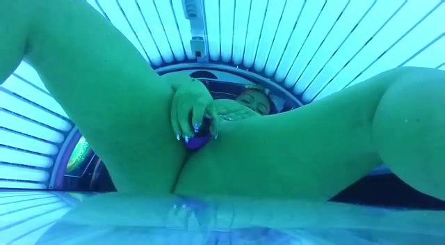 Vorschaubild 4 zum Video „1, NACKTVIDEO - SQUIRT IM SOLARIUM“