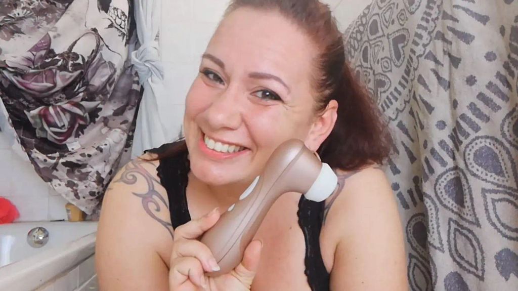 Vorschaubild zum Video „FAMILIENBESUCH!!! Ich muss es mir heimlich im Bad machen!“ von Curvy Kiss